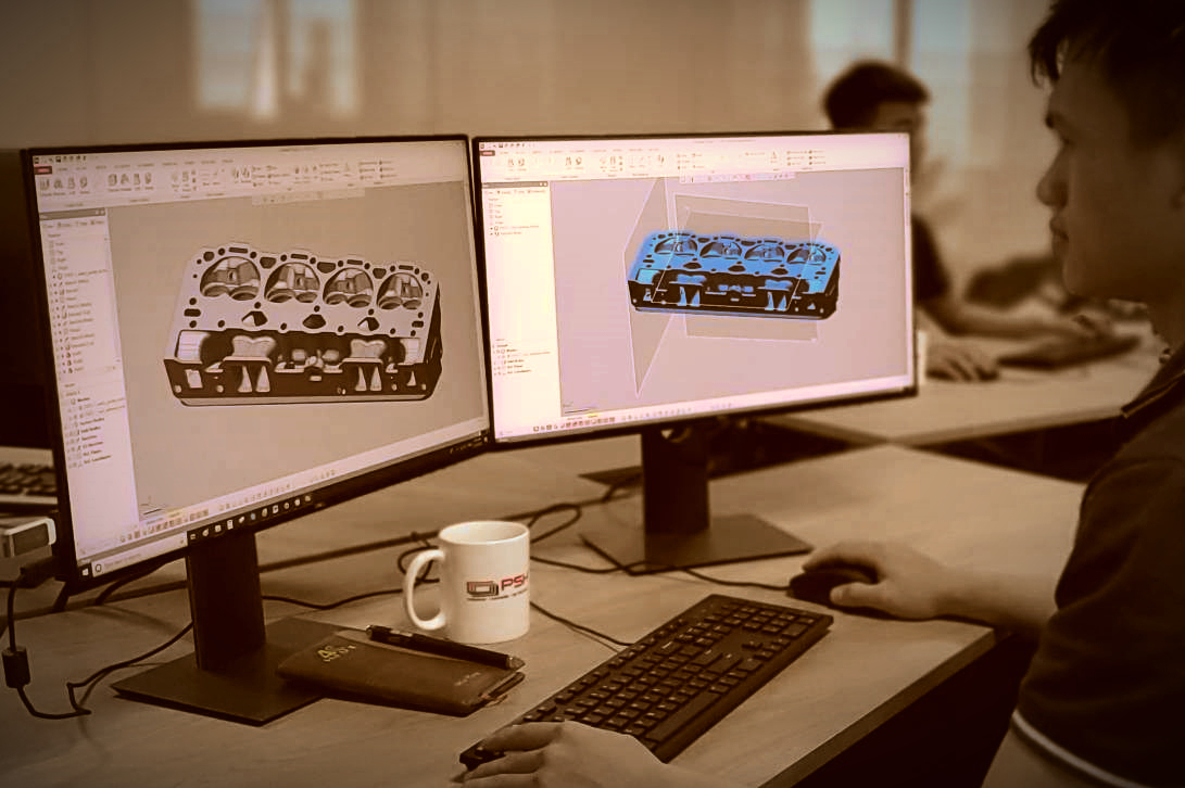 Reverse engineering nắp máy động cơ tại văn phòng PSH Design | PSH Design Kỹ sư PSH Design làm reverse engineering nắp máy động cơ: dữ liệu quét trên màn hình bên trái, mô hình CAD dựng lại trên màn hình bên phải